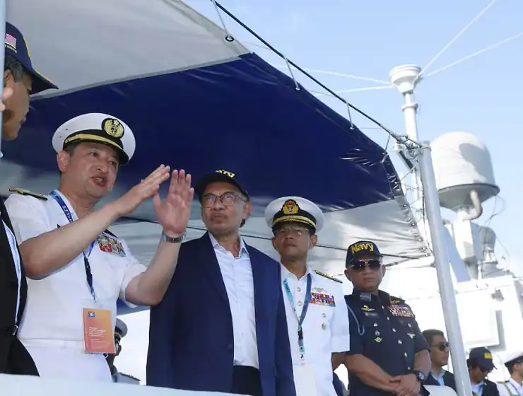 令和5年5月　マレーシア国際観艦式において、アンワル首相、ハサン国防相に海自護衛艦「くまの」について説明