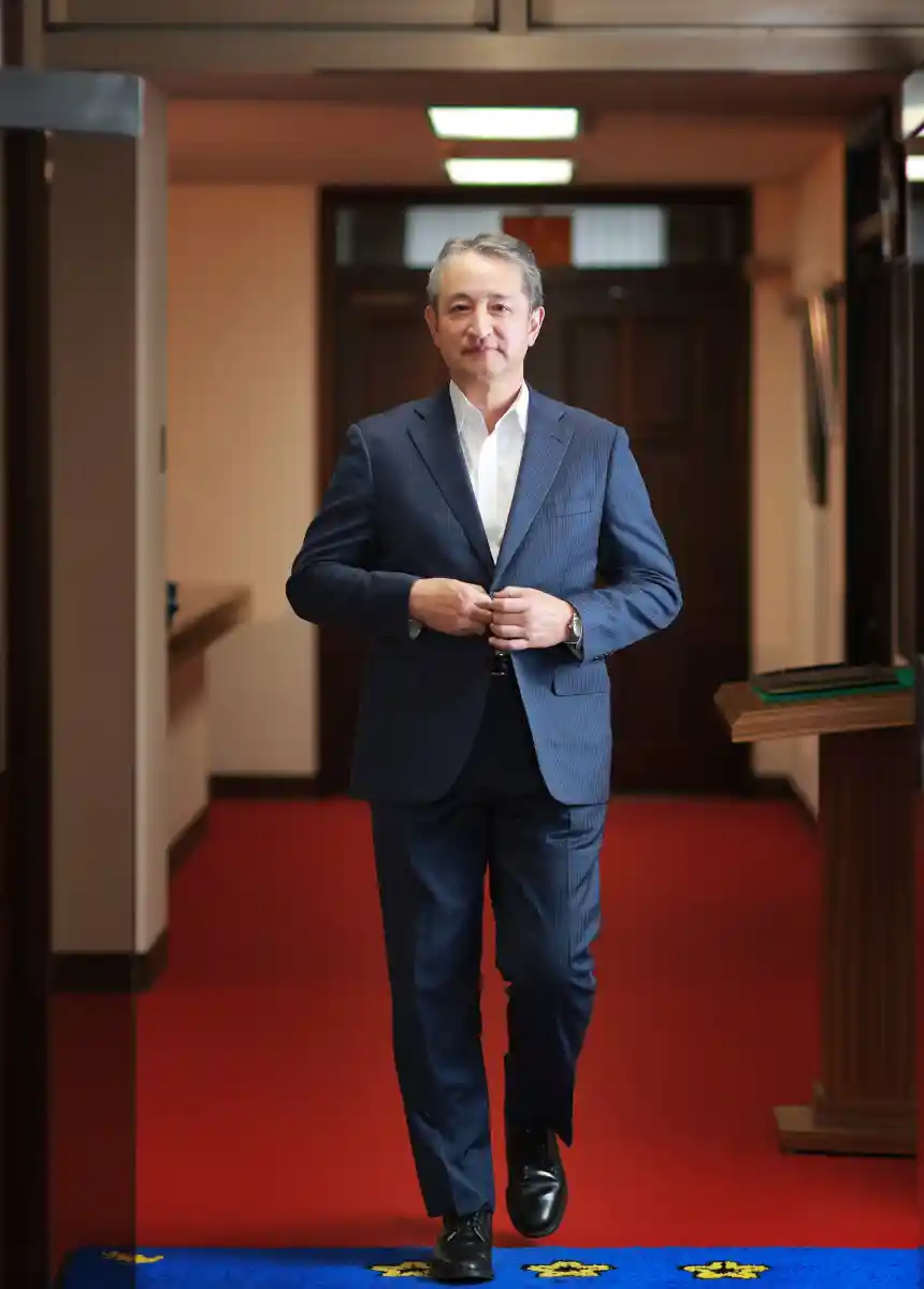 真殿知彦 ポートレイト(2) | 撮影:北田祥喜